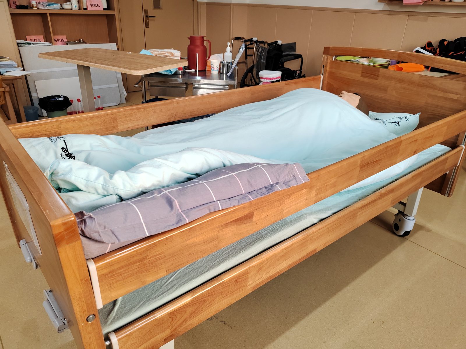 护理实操病床与护理用具